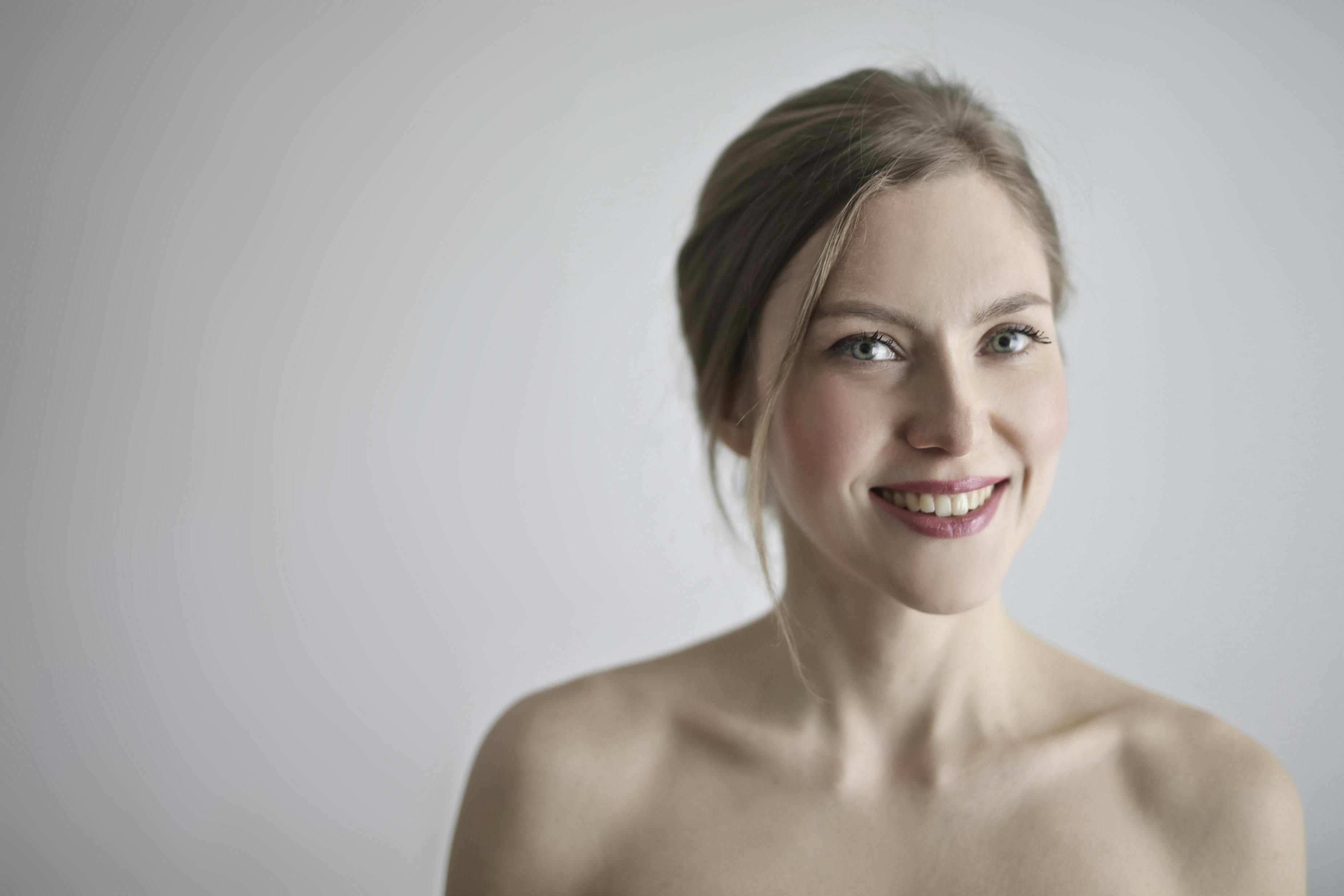 星辰影视传媒视觉包装案例画面：片头片尾动效与光点粒子风格